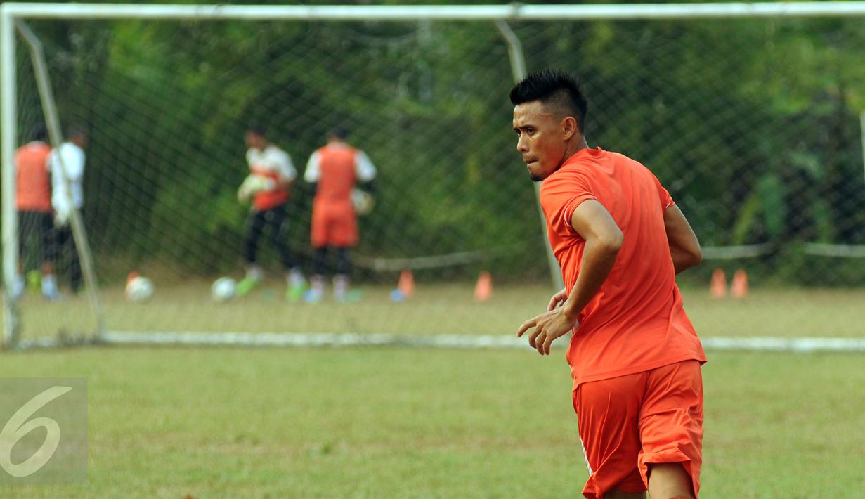 Maman Abdurrahman saat mengikuti latihan bersama Persija di National Youth Training Centre, Sawangan, Depok, Senin (2/11/2015). Maman pernah memperkuat barisan belakang timnas Indonesia pada 2006-2010 lalu. (Liputan6.com/Helmi Fithriansyah)