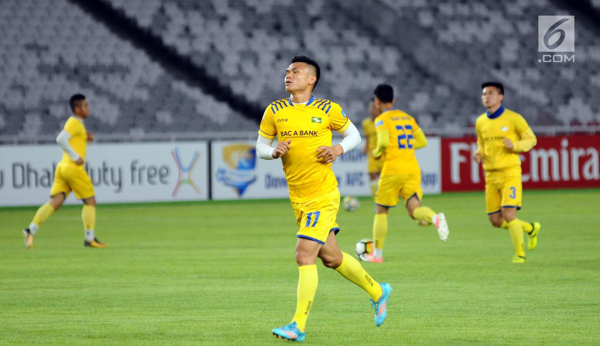 Pemain Song Lam Nghe An melakukan pemanasan saat latihan resmi jelang melawan Persija pada laga penyisihan grup H Piala AFC 2018 di Stadion GBK Jakarta, Selasa (13/3). Persija akan menjamu Song Lam Nghe An, Rabu (14/3). (Liputan6.com/Helmi Fithriansyah)