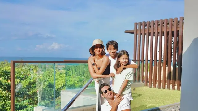 12 Tahun Tinggal di Bali, Ini 6 Potret Keluarga Kecil Nana Mirdad dan Andrew White