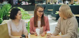 Agar reuni terasa lebih menyenangkan, yuk pahami cara menghadapi perbandingan karier tanpa kehilangan rasa percaya diri. [Dok/Pexels.com/Vitaly Gariev].