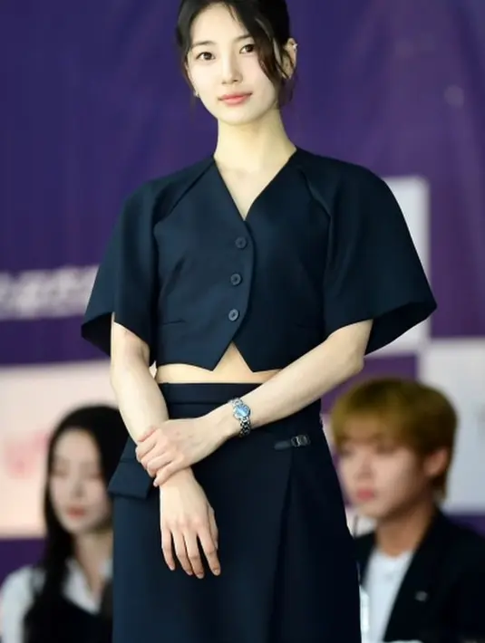 Bae Suzy yang juga merupakan sahabat baru Song Hye Kyo turut hadir di acara Blue Dragon Series Awards Hand Printing. Ia mengenakan setelan atasan dan bawahan dari Hermes. [Foto: Instagram/skuukzky]