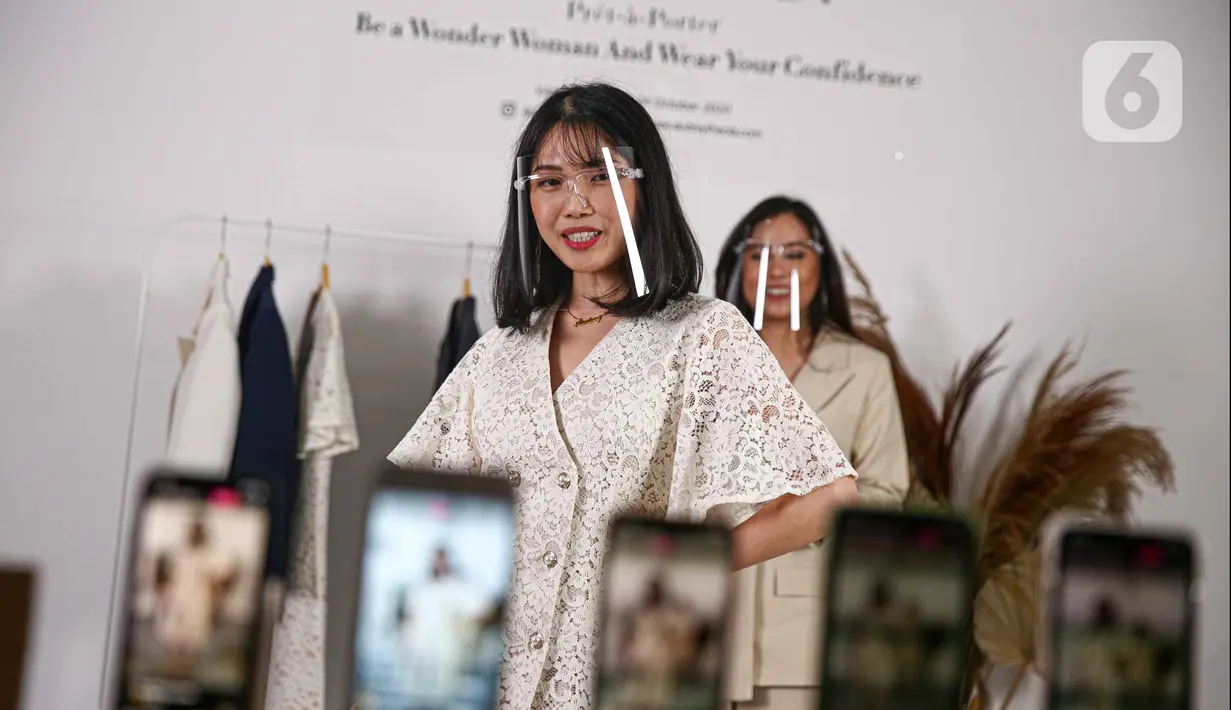 Model berpose saat memperagakan busana rancangan Audrey Theola bertema Wonder Woman melalui siaran langsung secara streaming di Jakarta, Sabtu (24/10/2020). Fashion show virtual menjadi salah satu siasat yang dilakukan pelaku industri mode ketika peragaan busana. (Liputan6.com/Faizal Fanani)