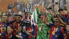 Pemain Barcelona merayakan keberhasilan menjuarai Copa del Rey 2024/2025. Barcelona menang 3-2 atas Real Madrid di final Copa del Rey, Minggu (27/4/2025) dini hari WIB. (AP Photo/Joan Monfort)