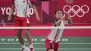 Ganda putri Indonesia Greysia Polii dan Rahayu Apriani melawan Yuki Fukushima dan Sayaka Hirota dari Jepang pada penyisihan Grup A cabang bulu tangkis Olimpiade Tokyo 2020 di Musashino Forest Sports Plaza, Selasa (27/7/2021). Greysia / Apriyani menang 24-22, 13-21, dan 21-8. (AP/Dita Alangkara)
