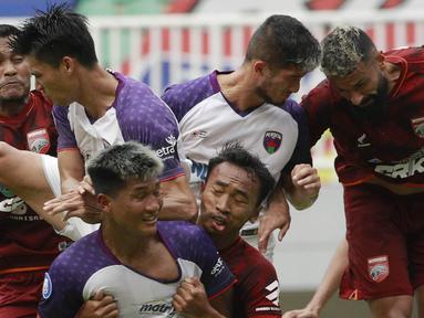 Persita Tangerang yang bermain dengan 10 pemain sejak menit ke-43 dan sempat tertinggal dua gol berhasil comeback untuk memaksakan hasil imbang 2-2 melawan Borneo FC dalam laga pekan ke-6 BRI Liga 1 2021/2022 di Stadion Pakansari, Bogor, Sabtu (2/10/2021). (Bola.com/M Iqbal Ichsan)