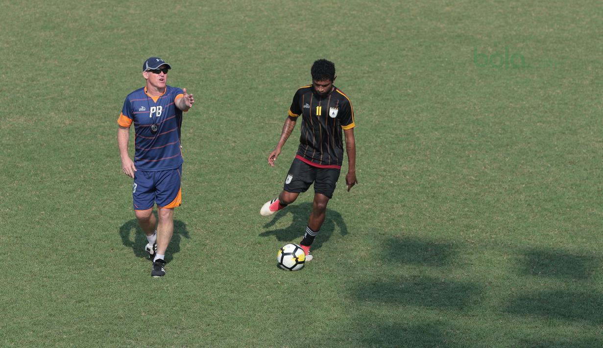 Ekspresi pelatih Persipura Jayapura, Peter Butler saat memimpin latihan di Lapangan ABC Senayan, Jakarta, (9/5/2018). Persipura akan bertandang kemarkas Persib Bandung 12 mei 2018. (Bola.com/Nick Hanoatubun)