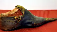 Sepatu poulaine dari Abad ke-15 yang diabadikan di museum di Frankfurt. (Public Domain)
