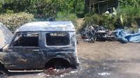 Sejumlah kendaraan rusak di bakar massa dalam kejadian kerusuhan Mulyorejo Jember (Istimewa)