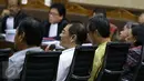 Mantan Menteri Dalam Negeri (kedua kiri) Gamawan Fauzi bersama sejumlah mantan pejabat lain menjadi saksi dalam sidang perkara dugaan korupsi proyek e-KTP di Pengadilan Tipikor Jakarta, Kamis (16/3). (Liputan6.com/Helmi Afandi)