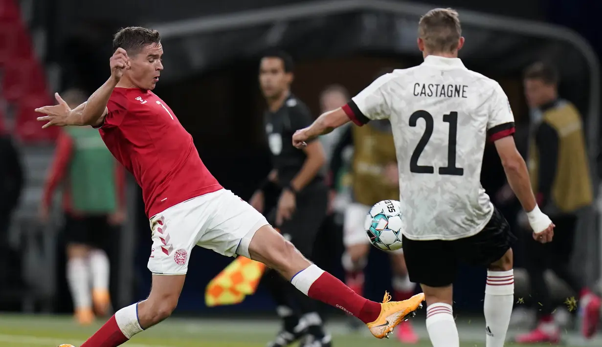 Pemain Belgia, Timothy Castagne, berebut bola dengan pemain Denmark, Robert Skov, pada laga UEFA Nations League di Stadion Parken, Minggu (6/9/2020). Belgia menang 2-0 atas Denmark. (Liselotte Sabroe/Ritzau Scanpix via AP)