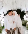 Adiba Khanza mengenakan kebaya brokat lengan panjang dan bawahan rok batik cokelat di momen akad nikahnya. [@jonatanwongso]