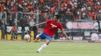 Maldini Pali saat membela PSM Makassar pada Trofeo Persija di Stadion Utama Gelora Bung Karno, Jakarta. (Bola.com/Nicklas Hanoatubun)