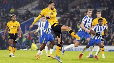 Gelandang Wolverhampton Wanderers, Romain Saiss mencetak gol ke gawang Brighton & Hove Albion pada laga pekan ke-17 Liga Inggris di Stadion Amex, Kamis (16/12/2021) dini hari WIB. Wolves mengalahkan Brighton & Hove Albion dengan skor 1-0. (Gareth Fuller/PA via AP)