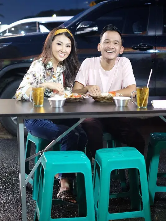 makan di pinggir jalan