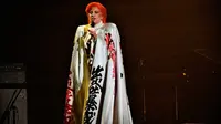 Anak Davide Bowie, Duncan Jones muak melihat penampilan Lady Gaga di Grammy Awards 2016 yang mengikuti gaya sang ayah.