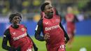 Pemain Bayer Leverkusen, Nathan Tella melakukan selebrasi setelah mencetak gol ke gawang Bundesliga 2024/2025 di Signal Iduna Park, Dortmund, Jerman, Sabtu (11/01/2025) WIB. (AP Photo/Martin Meissner)