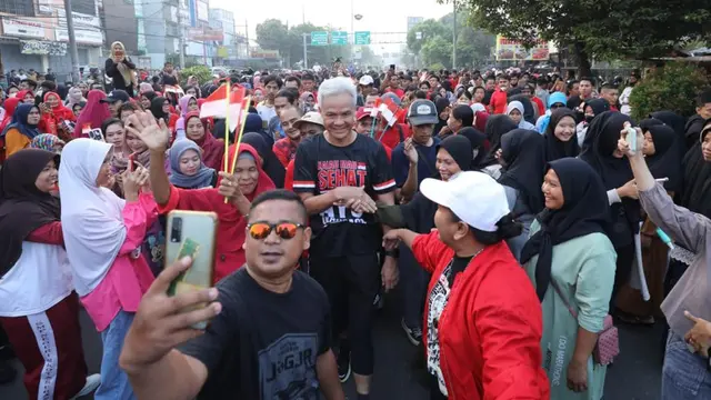 Sekira pukul 06.30 WIB, bakal calon presiden (bacapres) 2024 dari PDIP Ganjar Pranowo tiba-tiba muncul dan mencuri perhatian ribuan warga yang tengah berolahraga (Istimewa)