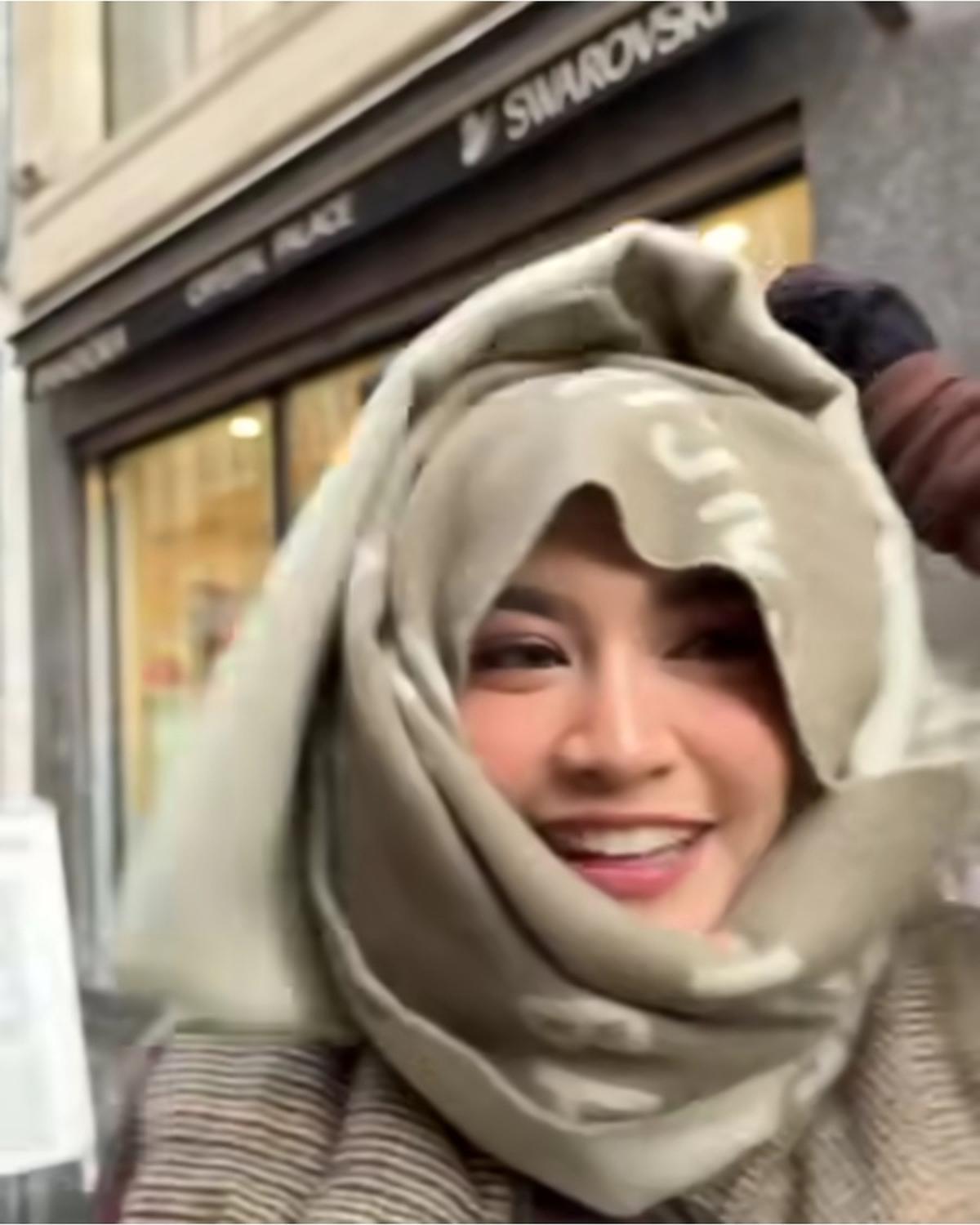 8 Potret Mahalini Cosplay Gaya Hijab Putri Delina Saat Liburan ke Eropa, Bikin Salfok - Malah Dipuji Cantik