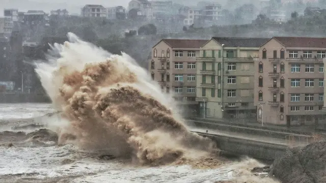 Topan Lekima menghantam pesisir timur Provinsi Zhejiang, China akhir pekan ini (10/8/2019) (AFP PHOTO)