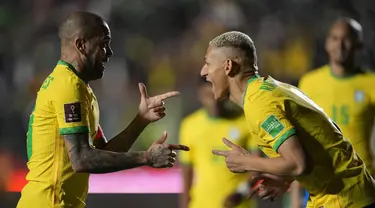 Penyerang Brasil Richarlison berselebrasi dengan Dani Alves setelah mencetak gol keempat timnya ke gawang Bolivia dalam lanjutan Kualifikasi Piala Dunia 2022 zona CONMEBOL di Stadion Olimpiade Hernando Siles, Rabu (30/3/2022) pagi WIB. Brasil menang mudah atas Bolivia 4-0. (AP Photo/Juan Karita)