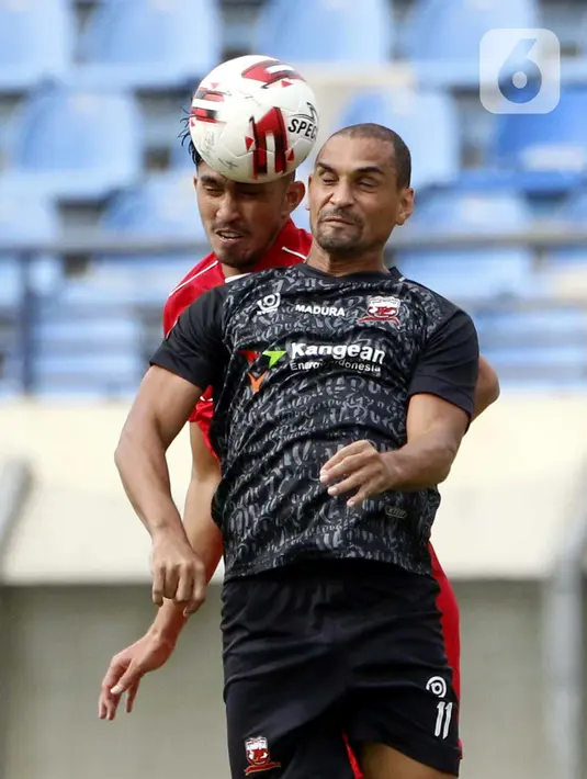 Pemain Madura United Bruno Da Silva Lopes (depan) duel udara dengan pemain Persik Kediri dalam pertandingan babak penyisihan Grup C Piala Menpora 2021 melawan Madura United di Stadion Si Jalak Harupat, Bandung, Sabtu (3/4/2021). (Bola.com/Ikhwan Yanuar)