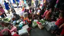 Pedagang memadati area sekitar di bunyikanya gamelan  sekaten di Bangsal Masjid Agung Kraton Surakarta, (21/12). Gamelan pusakayang di gunakan untuk dakwah agama islam pada zaman kerajaan Demak. (Boy Harjanto)