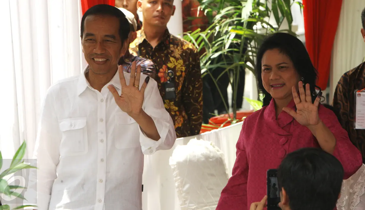 Presiden Joko Widodo (Jokowi) didampingi Ibu Negara, Iriana, memperlihatkan jarinya yang telah dicelup tinta setelah menyalurkan hak pilih mereka pada Pilkada DKI 2017 putaran kedua di TPS 04 Gambir, Jakarta, Rabu (19/4). (Liputan6.com/Angga Yuniar)
