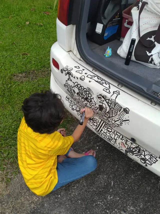 Orang Tua Suportif, Pria Ini Dukung Hobi Anaknya Mencoret Mobil