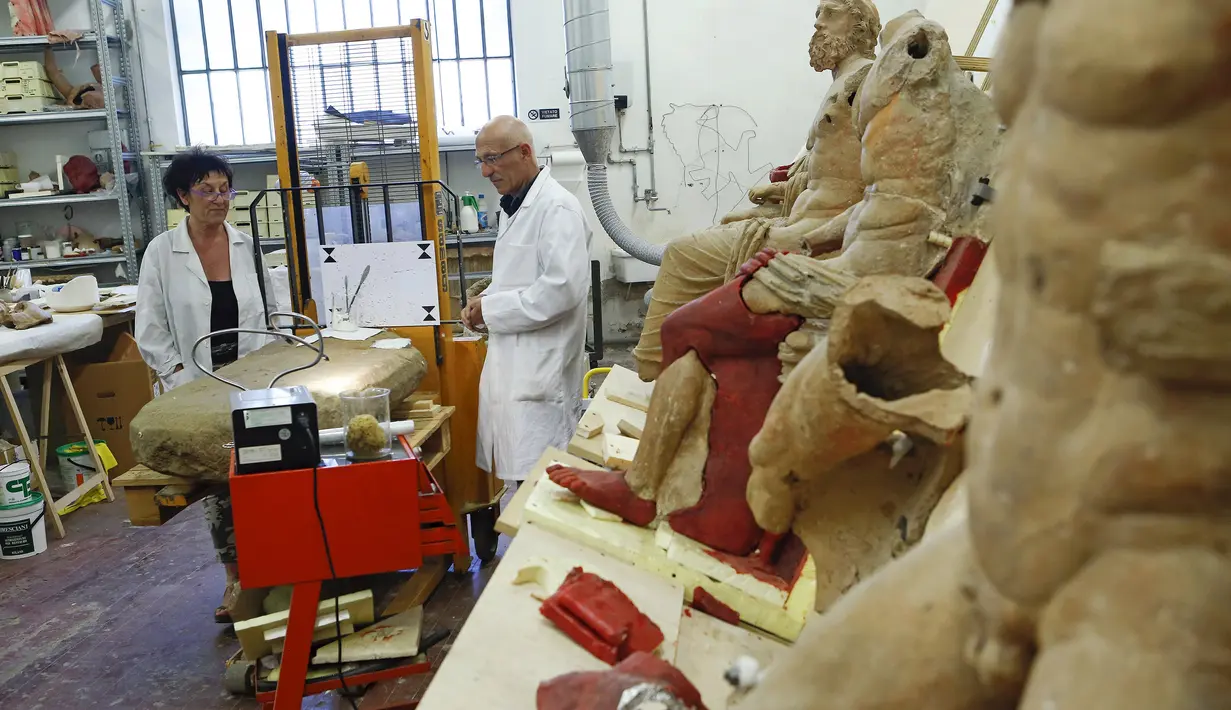 Stefano Sarri dan asistennya saat melakukan restorasi terhadap prasasti Etruscan di sebuah pusat pemulihan, Florence , Italia , 20 April 2016. Etruscan adalah orang yang pertama kali menempati Roma, yang menjadi ibukota Itali. (REUTERS / Remo Casilli)