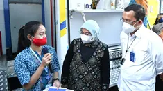 Direktur Utama Bank BTN Haru Koesmahargyo (kanan), Menteri Ketenagakerjaan Ida Fauziyah (tengah) berbincang dengan pekerja usai mencairkan dana Program Bantuan Subsidi Upah (BSU) melalui mobil kas Bank BTN di Semarang, Jawa Tengah, Jumat (03/09/2021). (Liputan6.com/HO/BTN)