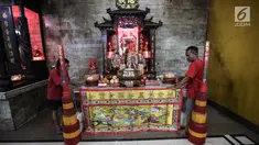 Pekerja memasang kain di altar untuk persembahyangan di Wihara Amurka Bhumi, Jakarta, Senin (28/1). Menyambut Tahun Baru Imlek 2570 yang jatuh pada 5 Februari 2019, wihara di pusat ibukota mempunyai tradisi bersih-bersih. (Liputan6.com/Fery Pradolo)