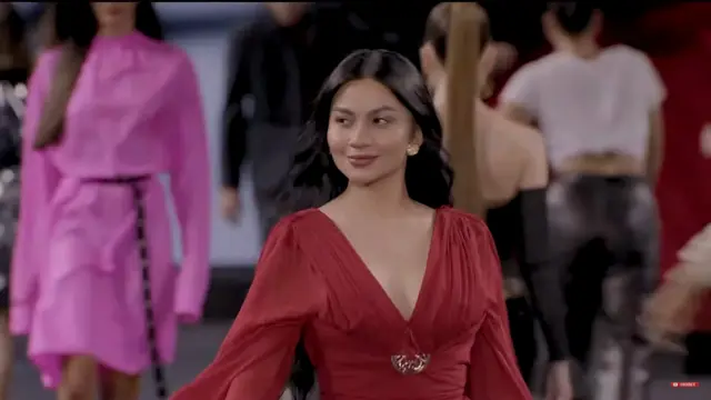 Ariel Tatum Debut di Paris Fashion Week