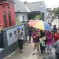 Densus 88 Antiteror Mabes Polri menggeledah rumah mertua terduga teroris Bekasi, di Ledoksari RT 8 RW 10 Pajang, Laweyan, Solo. (Fajar Abrori/Liputan6.com)