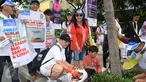 Para komunitas peduli lingkungan saat turut serta dalam aksi Clean Up di Jakarta, Minggu (21/2). Aksi ini diselenggarakan untuk menuju Indonesia Bebas Sampah 2020. (Liputan6.com/Helmi Afandi)