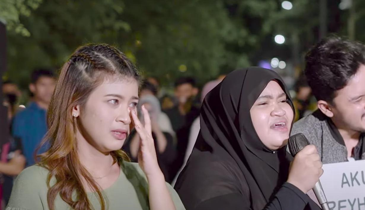 Intan Lembata ditemani Tri Suaka dan Nabila Maharani saat menyanyikan Begitu Syulit Lupakan Reyhan. (Foto: YouTube/Mendadak Ngamen)