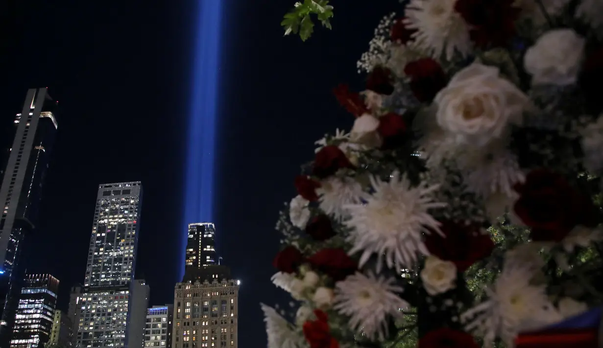 Kali pertama Tribute in Light dinyalakan pada malam peringatan satu tahun tragedi 9/11. (Leonardo Munoz/AFP)