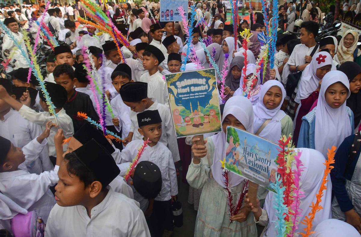 FOTO: Meriah! Siswa Merayakan Hari Santri dengan Doa dan Pawai Kebersamaan