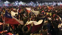 Warga Chile menggelar pesta kemenangan setelah timnasnya lolos ke babak final Copa America 2015 (Reuters) 