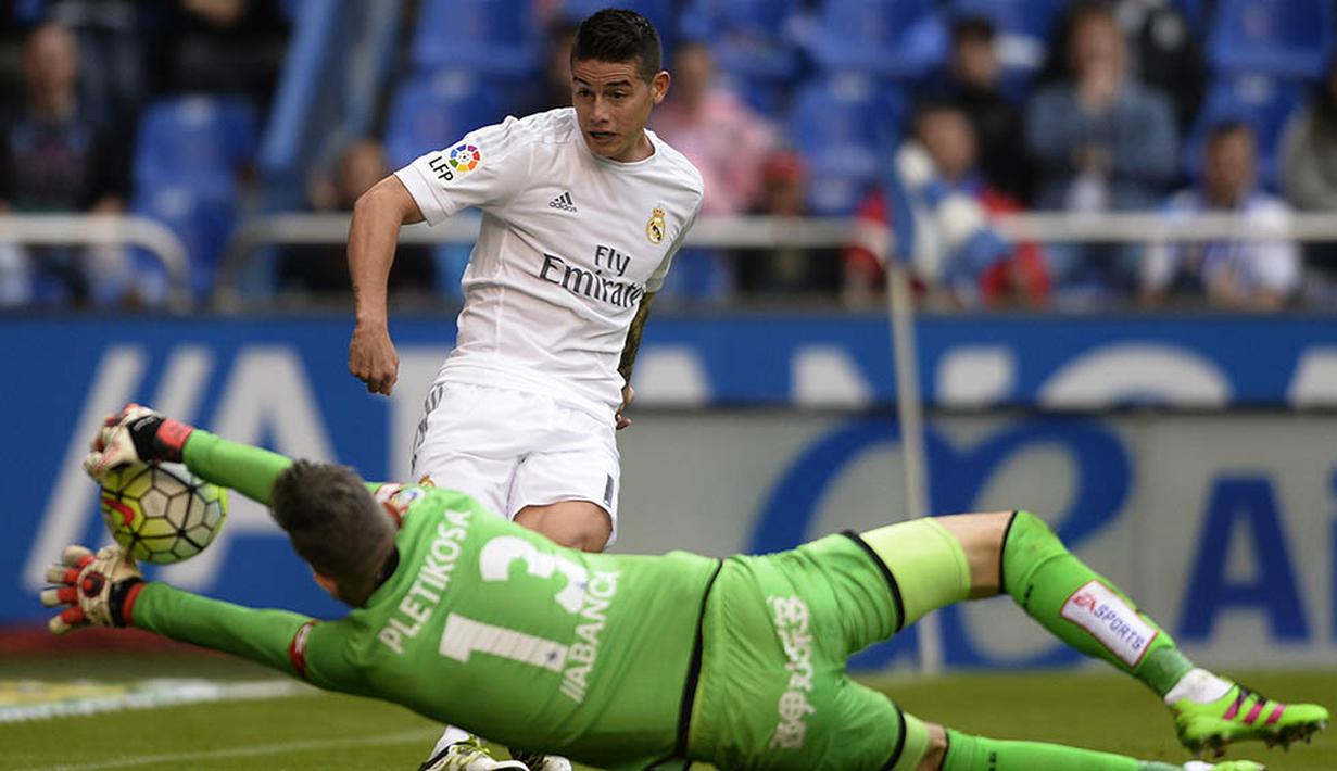Gelandang Real Madrid, James Rodriguez, berusaha membobol gawang Deportivo pada laga La Liga Spanyol. Madrid kalah satu angka dari Barcelona yang berhasil menjadi juara. (AFP/Miguel Riopa)
