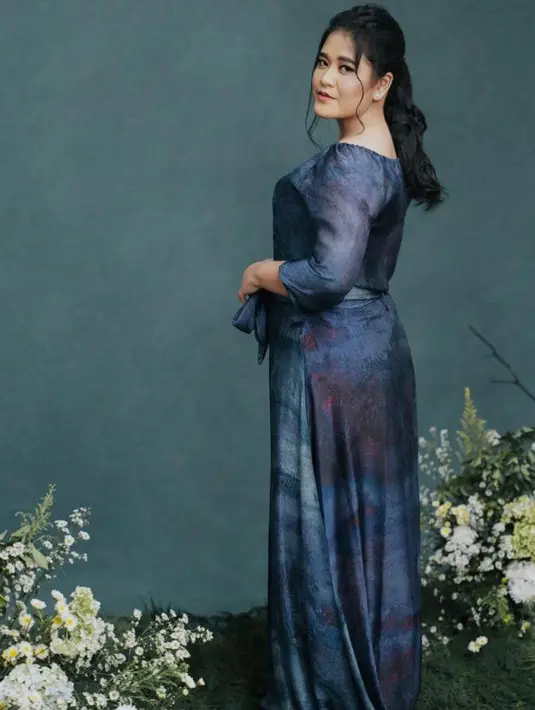 Selain outfit, penampilan Kahiyang semakin terlihat sempurna dengan riasan wajah yang flawless. (Instagram/doleytobing).