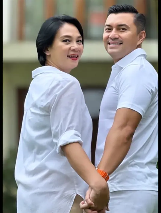 Dian dan Anjas yang memiliki tiga anak asuh itu juga jauh dari gosip miring. Potret keharmonisan dan kemesraan keduanya kerap dibagikan di akun instagramnya masing-masing. Seperti juga belum lama ini, saat merayakan ultah pernikahan ke-24. [Instagram/bu_deedee]