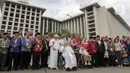 Pemimpin Gereja Katolik Sedunia, Paus Fransiskus (tengah) bersama Imam Besar Masjid Istiqlal, Nasaruddin Umar serta tokoh-tokoh agama lainnya berfoto bersama di halaman Masjid Istiqlal, Jakarta, Kamis (5/9/2024). (Liputan6.com/Herman Zakharia)