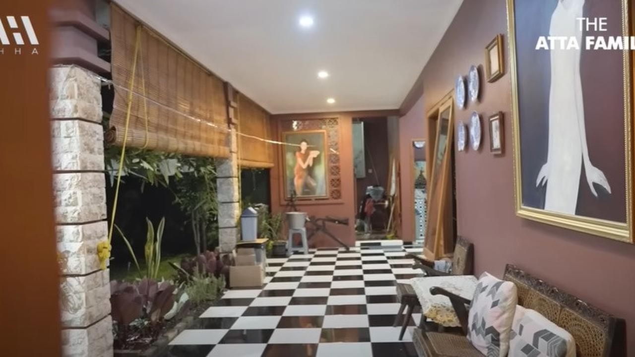 8 Potret Rumah Yuni Shara di Kampung Halaman, bak Galeri Seni dengan Banyak Koleksi Lukisan