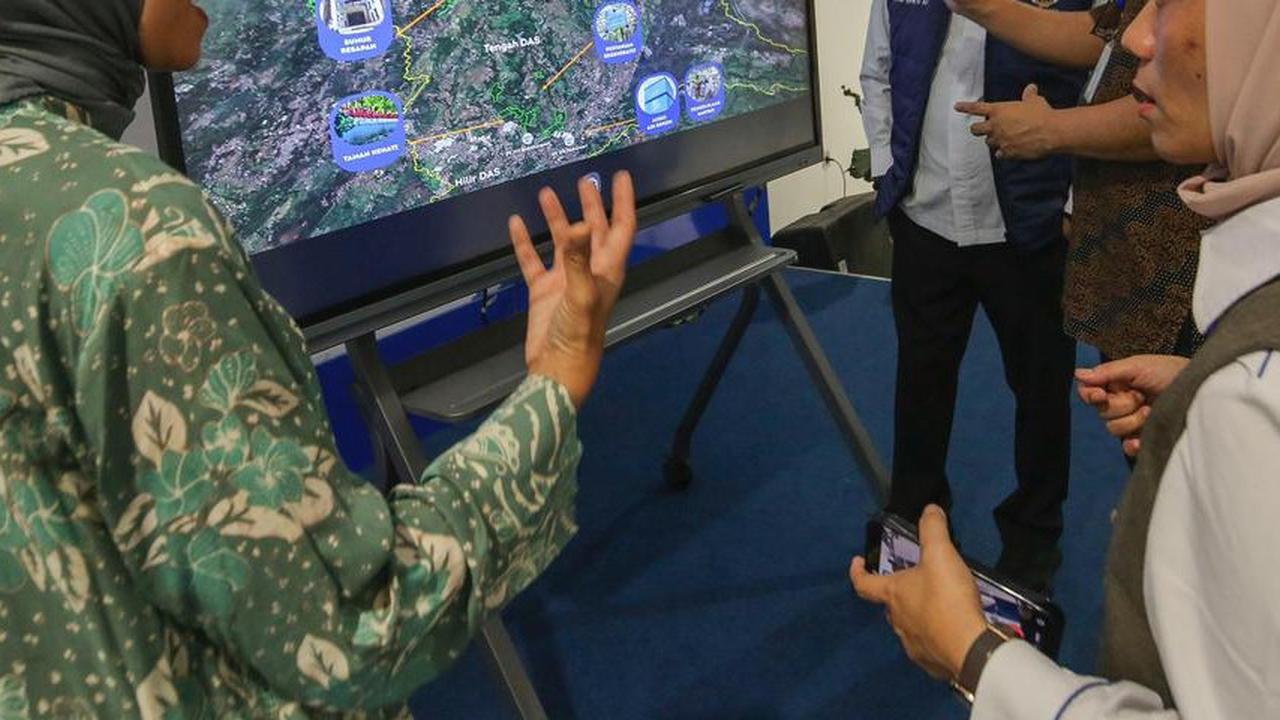 BPKN Tinjau pabrik aqua di mekarsari