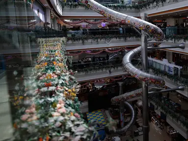 Sebuah perosotan setinggi lima lantai dibangun di dalam salah satu pusat perbelanjaan di Shanghai, China, Selasa (16/2). Wahana permainan sepanjang 20 meter itu dibuka untuk umum pada 22 Februari mendatang. (REUTERS/Aly Song)