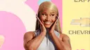 Nicki Minaj tiba untuk pemutaran perdana dunia film "Barbie" di Shrine Auditorium, Los Angeles, Amerika Serikat, 9 Juli 2023. Nicki Minaj tampil memukau saat dia memamerkan lekuk tubuhnya yang menakjubkan dalam ansambel ungu pada acara tersebut. (Michael Trans/AFP)