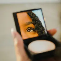 Formula yang sesuai dengan jenis kulit dalam spray salah satu kunci penting dalam makeup (Foto: Unsplash)