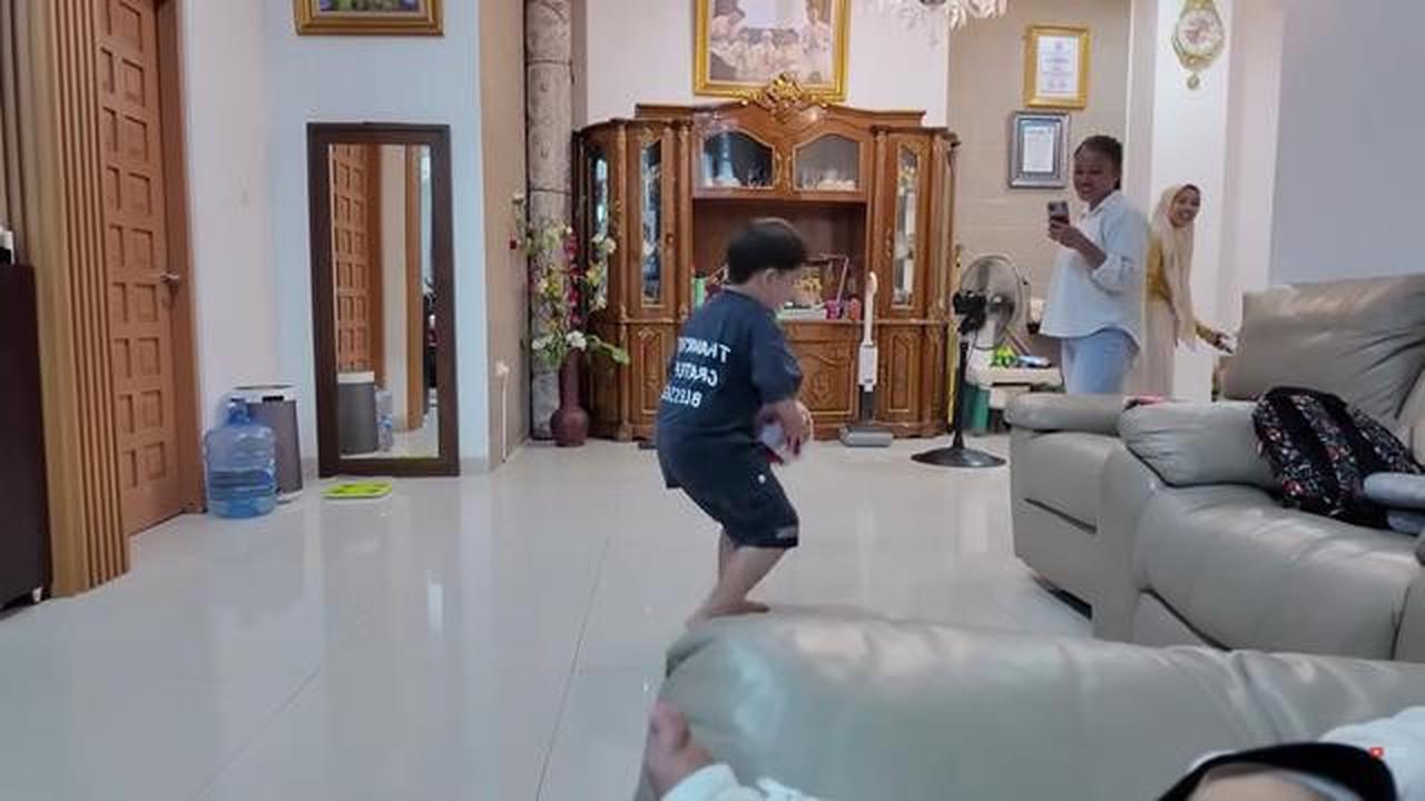 9 Potret Ruang TV Rumah Haji Faisal dan Mama Fuji, Nyaman untuk Kumpul Keluarga