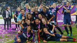 Pemain Lyon berpose bersama usai menjuarai Liga Champions Wanita di Stadion Valeriy Lobanovskiy, Kiev, Ukraina, Kamis (24/5). Lyon mengalahkan Wolfsburg dengan skor 4-1. (AP Photo/Efrem Lukatsky)