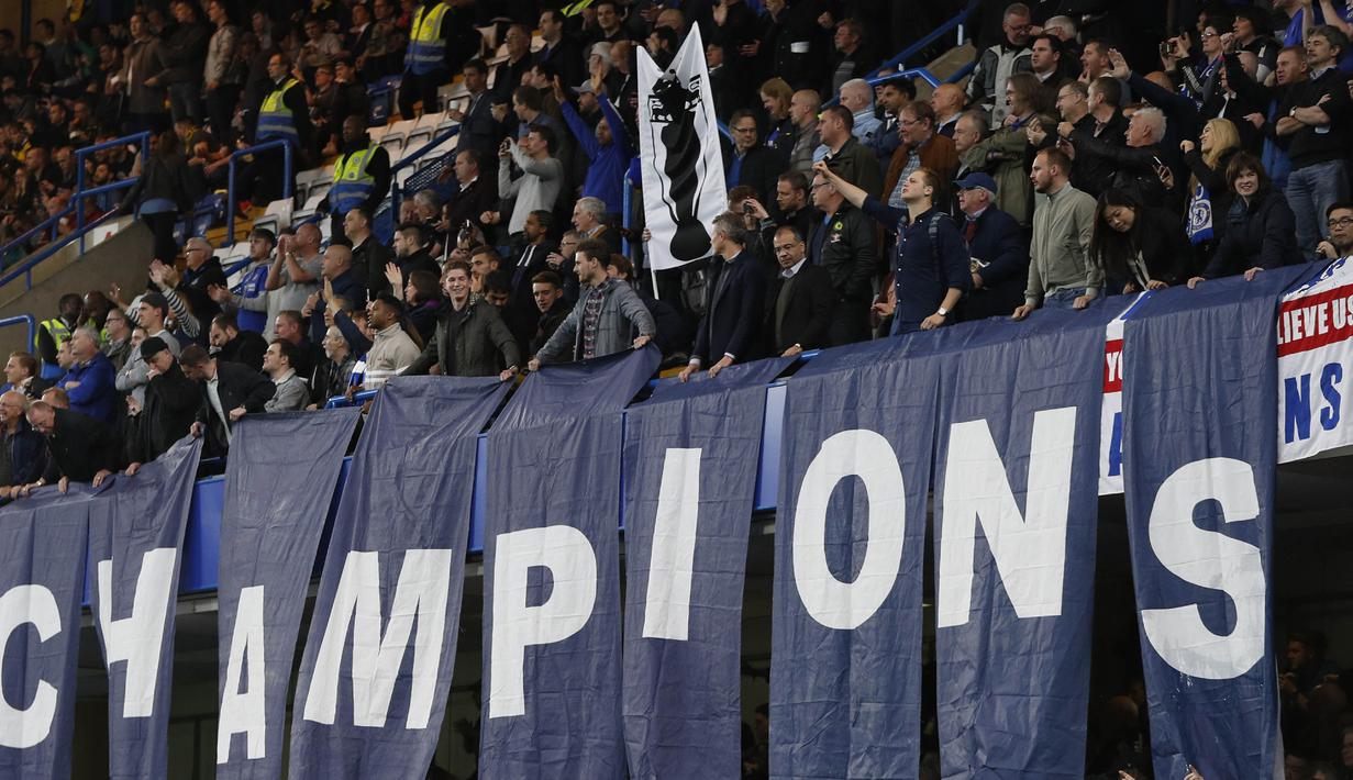 Suporter Chelsea merayakan pesta juara Premier League saat melawan Watford di Stadion Stamford Bridge, London, Senin (15/5/2017). Chelsea menang 4-3 atas Watford. (AFP/Adrian Dennis)